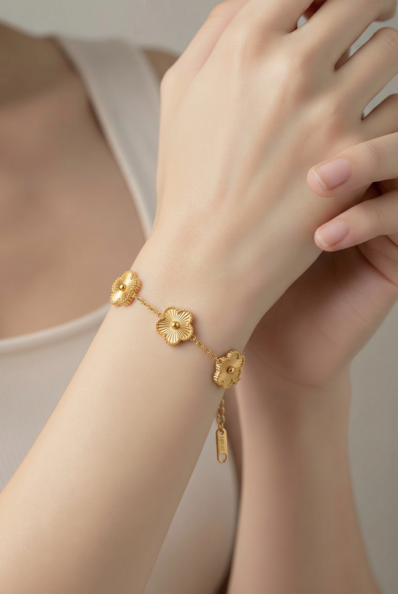 Flower Clove Bracelet - 18k Gold Plated Stainless Steel